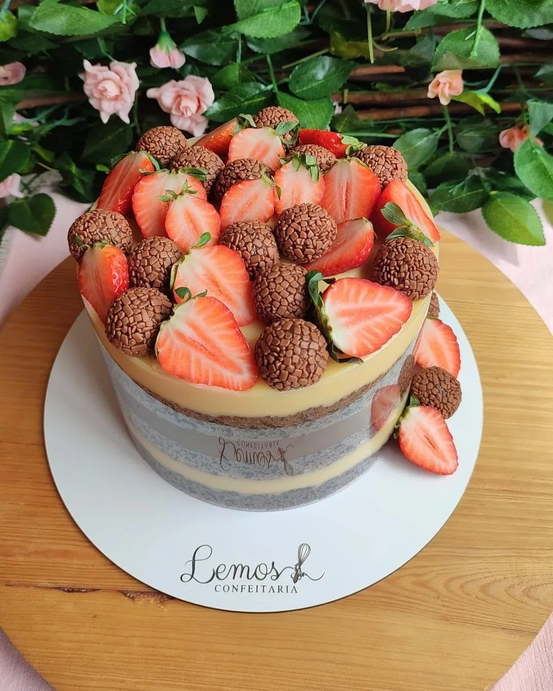 Bolo de festa com morangos e brigadeiros